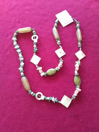 Collar de nácar, conchas, resina, otros materiales