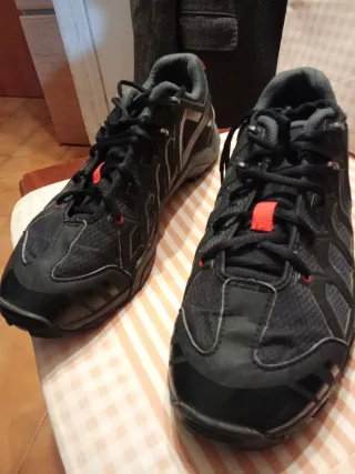 Zapatillas deportivas negras y rojas