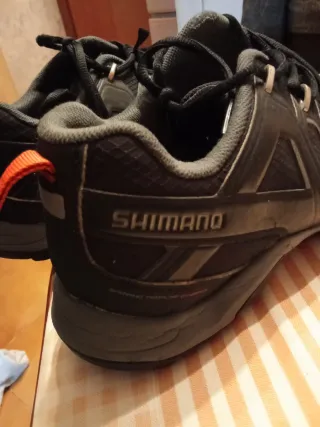 Zapatillas deportivas negras y rojas