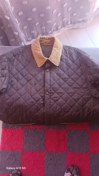 Chaqueta acolchada con cuello de pana