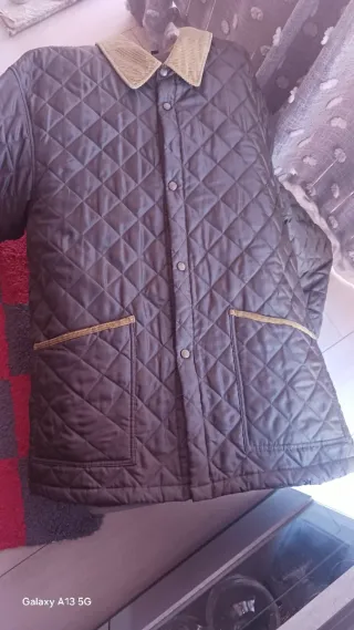 Chaqueta acolchada con cuello de pana