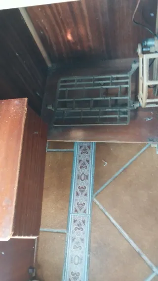Máquina de coser antigua con mueble de madera.