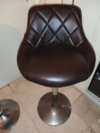 Juego 3 Taburetes Regulables Beige y marrón.