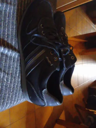 Zapatos casuales negros y grises