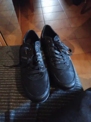 Zapatos casuales negros y grises