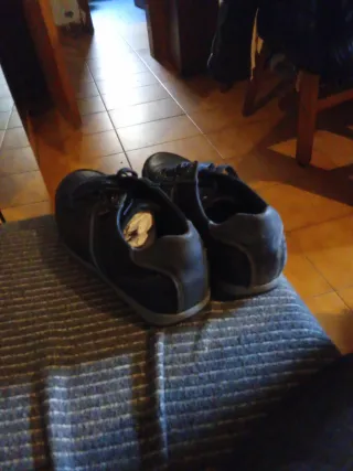 Zapatos casuales negros y grises