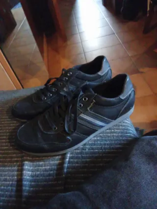 Zapatos casuales negros y grises