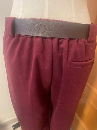 Pantalón de pinzas con cinturón dorado