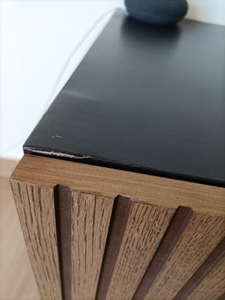 Mueble TV palillería madera oscura y negro