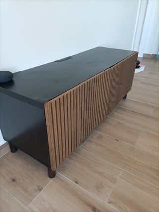 Mueble TV palillería madera oscura y negro