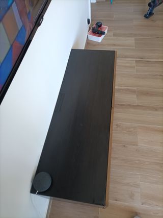 Mueble TV palillería madera oscura y negro