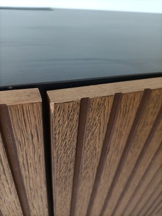 Mueble TV palillería madera oscura y negro
