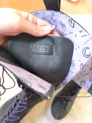 Botas UGG negras con cordones