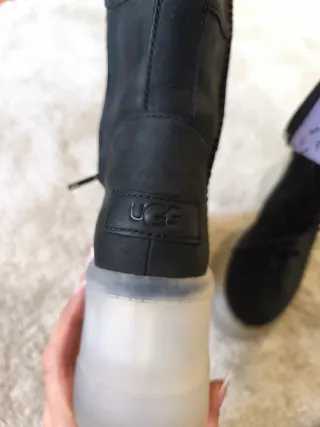 Botas UGG negras con cordones