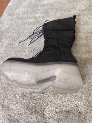 Botas UGG negras con cordones