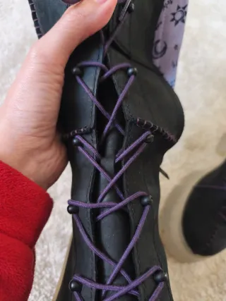 Botas UGG negras con cordones