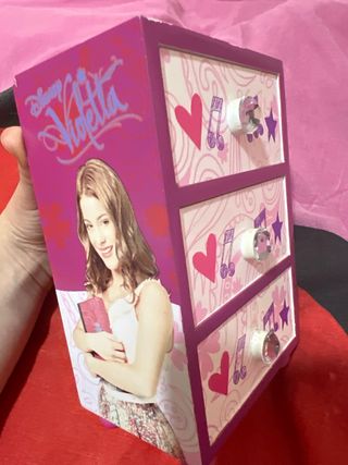 Cassetteria viola con cuori e note musicali