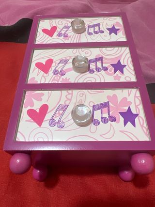 Cassetteria viola con cuori e note musicali