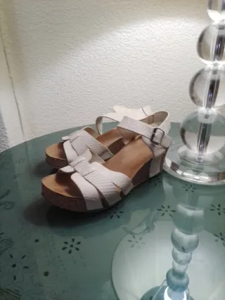 Sandalias cuña beige y blancas