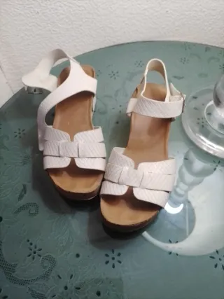 Sandalias cuña beige y blancas