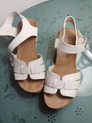 Sandalias cuña beige y blancas