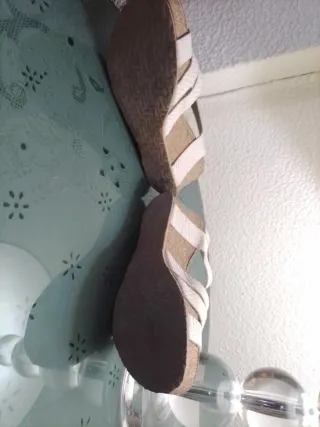 Sandalias cuña beige y blancas