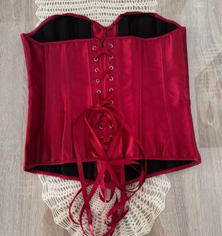 Corsé rojo satinado