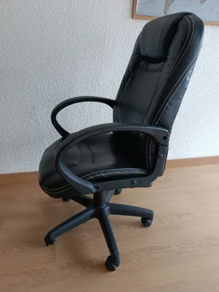 Silla de escritorio negra regulable