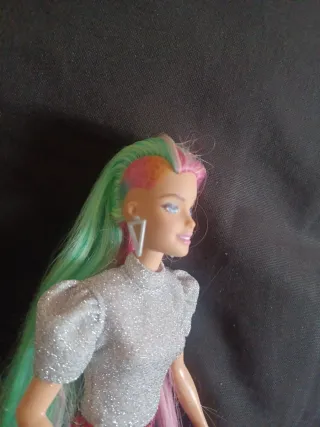 Barbie con pelo arcoíris y falda leopardo