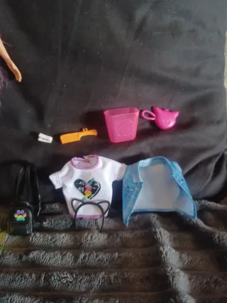 Barbie con pelo arcoíris y falda leopardo