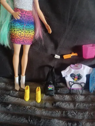 Barbie con pelo arcoíris y falda leopardo