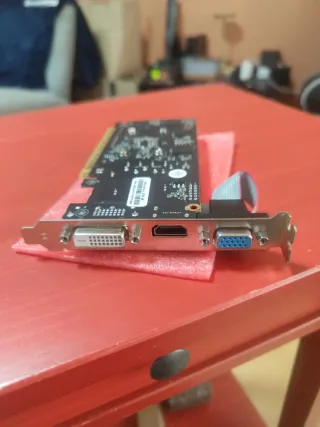 Tarjeta Gráfica Nvidia Roja con Ventilador