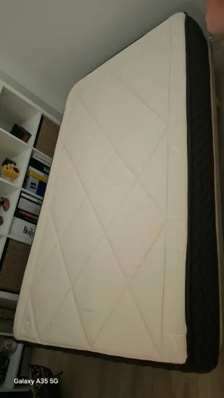 Somier tapizado patas de madera Colchón nuevo.
