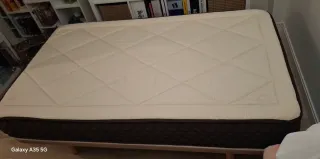 Somier tapizado patas de madera Colchón nuevo.