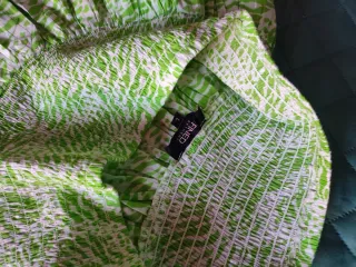 Lote Ropa Mujer: Blusa Verde, Faldas