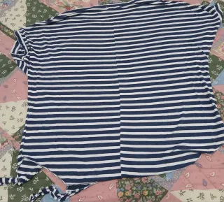 T-shirt a righe blu e bianche