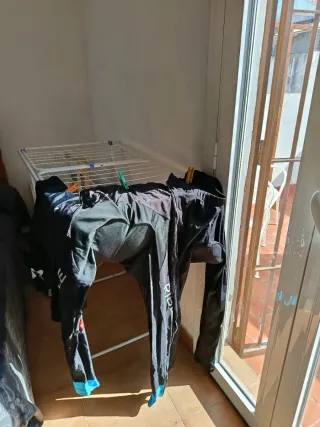 Ropa Ciclismo Negra, varios conjuntos y chaquetas.