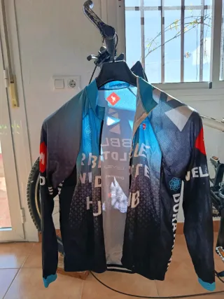 Ropa Ciclismo Negra, varios conjuntos y chaquetas.