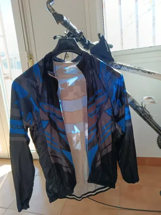 Ropa Ciclismo Negra, varios conjuntos y chaquetas.