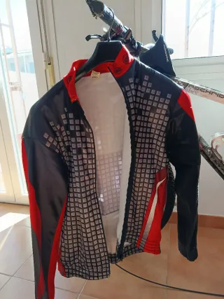 Ropa Ciclismo Negra, varios conjuntos y chaquetas.