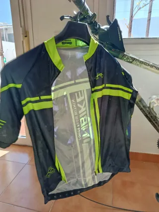 Ropa Ciclismo Negra, varios conjuntos y chaquetas.