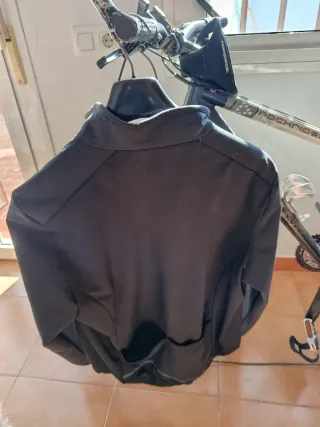 Ropa Ciclismo Negra, varios conjuntos y chaquetas.