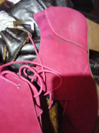 Botines efecto piel rosas