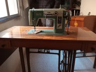 Máquina de coser Alfa antigua