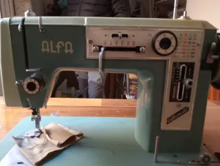 Máquina de coser Alfa antigua
