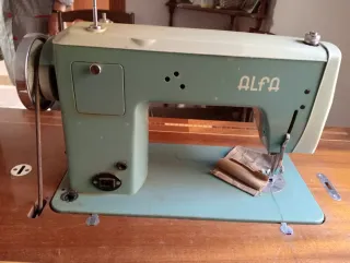 Máquina de coser Alfa antigua