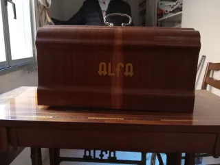 Máquina de coser Alfa antigua