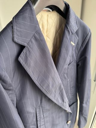 Americana acolchada azul con rayas