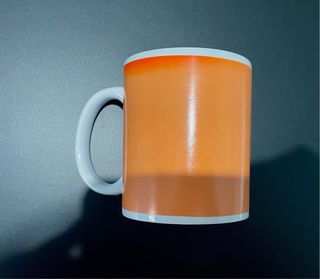 Tazza magica arancione e bianca
