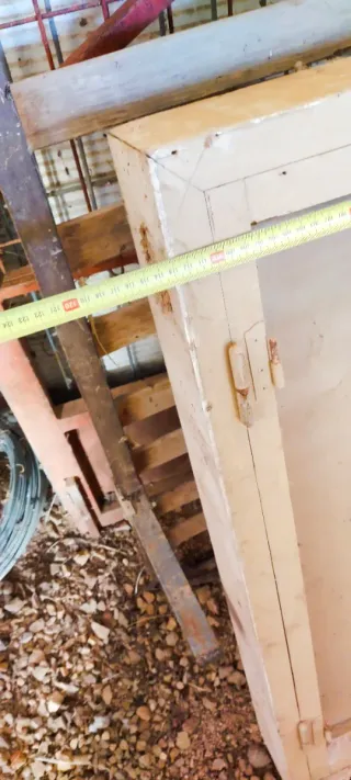 Ventana de madera con marco